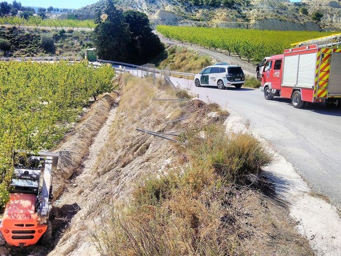 Servicios de emergencia rescatan a un hombre herido al caer su vehículo por un terraplén
