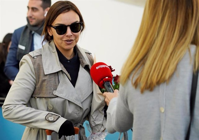 Chenoa llega a Madrid con guantes y un ramo de rosas