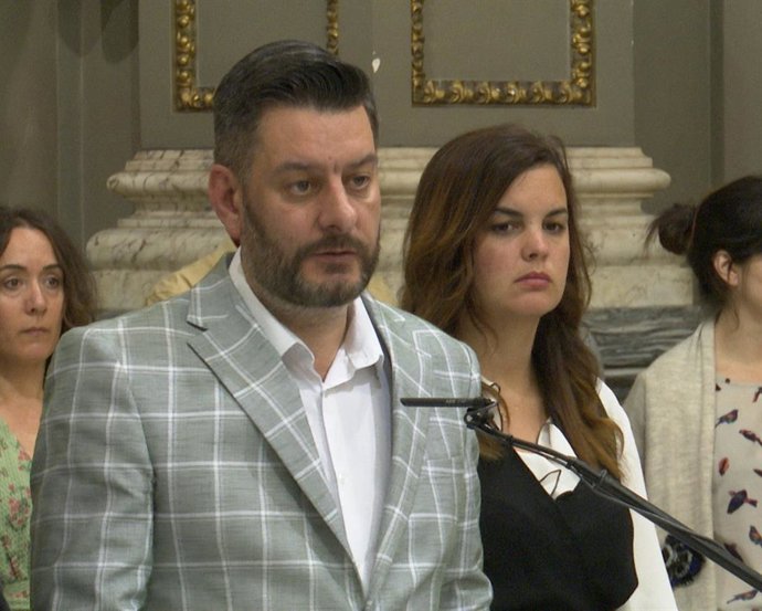El concejal de Cultura Festiva en Valncia y presidente de la Junta Central Fallera, Carlos Galiana, junto a la vicealcaldesa de la ciudad, Sandra Gómez, en la rueda de prensa hecha en el Ayuntamiento tras el aplazamiento de las Fallas 2020.