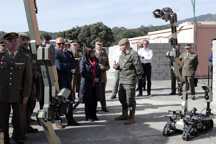 La ministra de Defensa, Margarita Robles, en una visita a la Academia de Ingenieros del Ejército en Hoyo de Manzanares (Madrid) en febrero