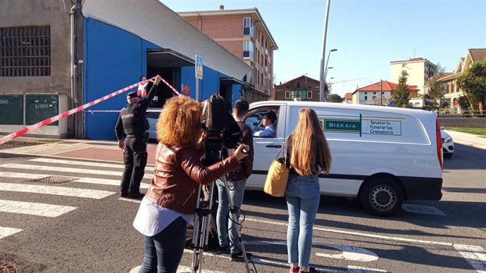 Imagen del coche de la funeraria llegando a Abanto, tras el crimen de dos mujeres