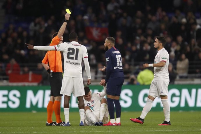 El colegiado enseña una amarilla a Neymar en un PSG-Lyon de la Copa de Francia