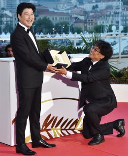 May 25, 2019 - Cannes, France: South Korean actor Song Kang-ho (left) and director Bong Joon-ho, the Golden Palm winner for the film 'Parasites' (Gisaengchung), at the winners photo session during the closing ceremony on the 12th day of the 72nd Cannes 