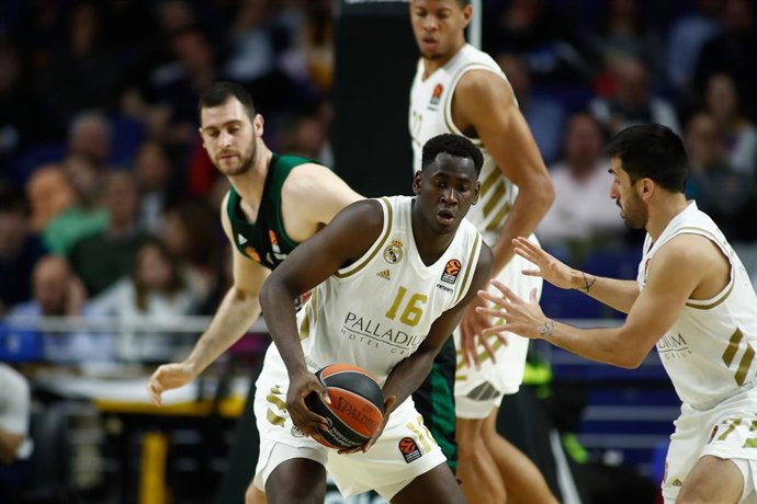Usman Garuba protege un balón junto a Campazzo en el Real Madrid-Panathinaikos de la Euroliga 2019-2020