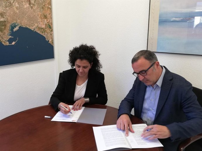 La consellera de Territorio de Mallorca, Maria Antonia Garcías, y el alcalde de Santa Eugnia, Pep Lluís Urraca, firman el convenio de adhesión a la Agencia de Defensa del Territorio (ADT).