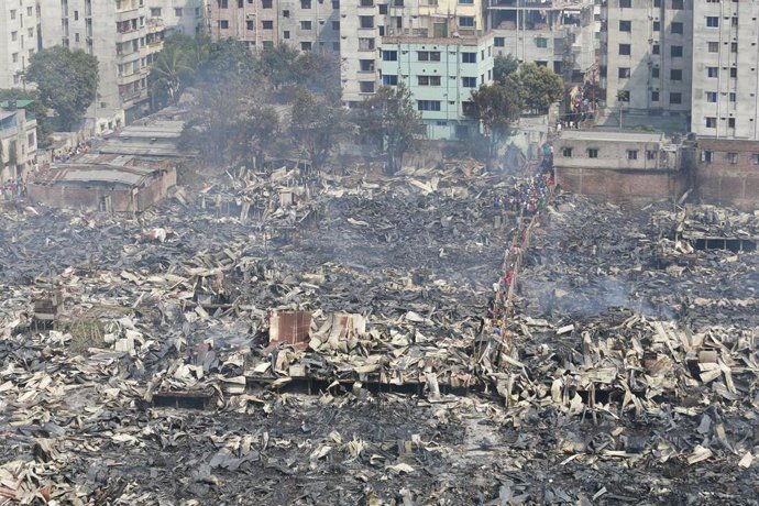Incendio en una zona chabolista en la capital de Bangladesh, Dacca