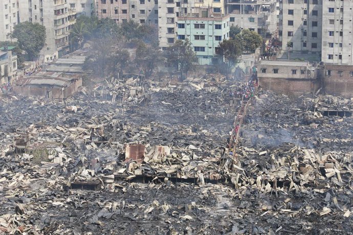 Bangladesh.- Miles de afectados a causa de un incendio en una zona chabolista en