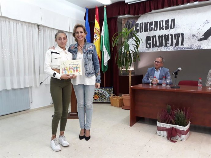 Troncoso, junto a la ganadora del concurso