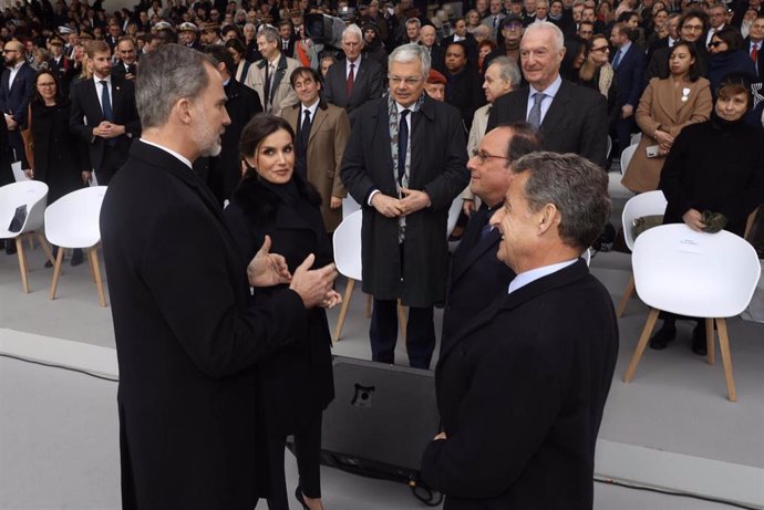 En París, los Reyes Felipe VI (1i) y Letizia (2i), durante el acto organizado por Francia por el Día Europeo de Víctimas del Terrorismo, en la plaza del Trocadero en París (Francia) a 11 de marzo de 2020.