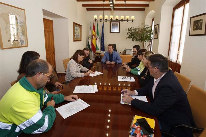 El alcalde de Mairena, Antonio Conde, se reúne con sindicatos.