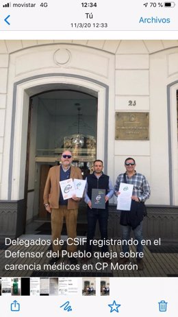 Los delegados de CSIF entregando su escrito en la sede del Defensor del Pueblo Andaluz