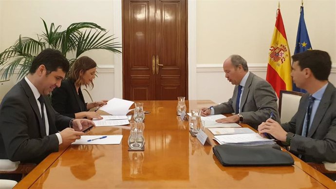 La consejera de Presidencia, Interior, Justicia y Acción Exterior, Paula Fernández Viaña, se reúne con el ministro de Justicia, Juan Carlos Campo.