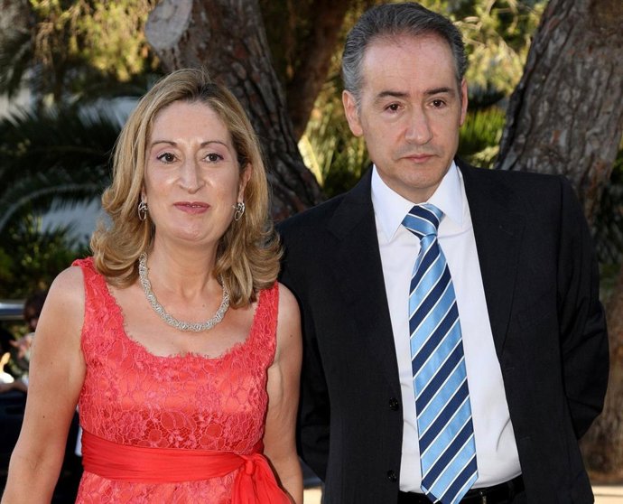 Ana Pastor Y  Su Marido Jose Benito Suarez En La BODA DE MONICA RIDRUEJO, DIRECTORA DE RTVE EN TIEMPOS DE AZNAR
