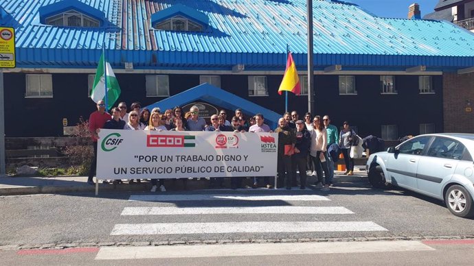 Imagen este miércoles de la concentración de trabajadores de la Residencia de Tiempo Libre de Pradollano (Granada).