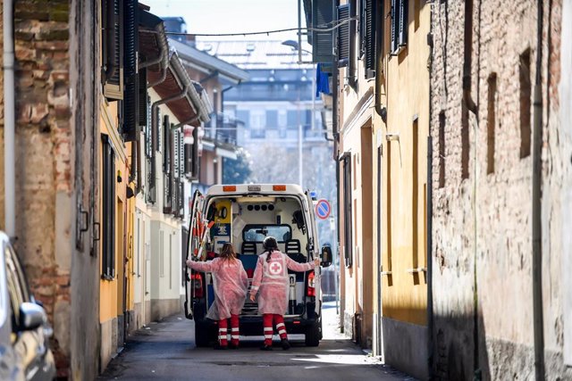 Dos médicos junto a una ambulancia en Italia