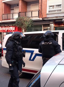 Agentes de la brigada móvil de la Ertzaintza, Bizkor, buscan en Santurtzi al presunto asesino de las dos mujeres que han sido halladas muertas en un domicilio de la vecina localidad vizcaína de Abanto