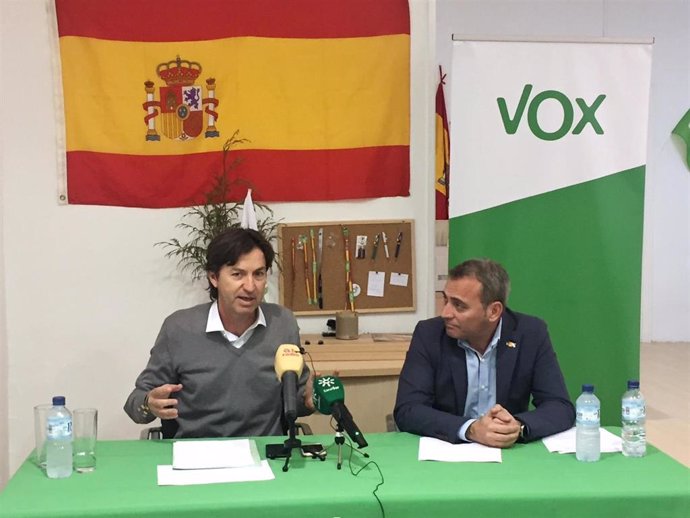 El diputado electo de Vox por Huelva, Tomás Fernández, junto al concejal en el Ayuntamiento de Huelva, Wenceslao Font, en rueda de prensa