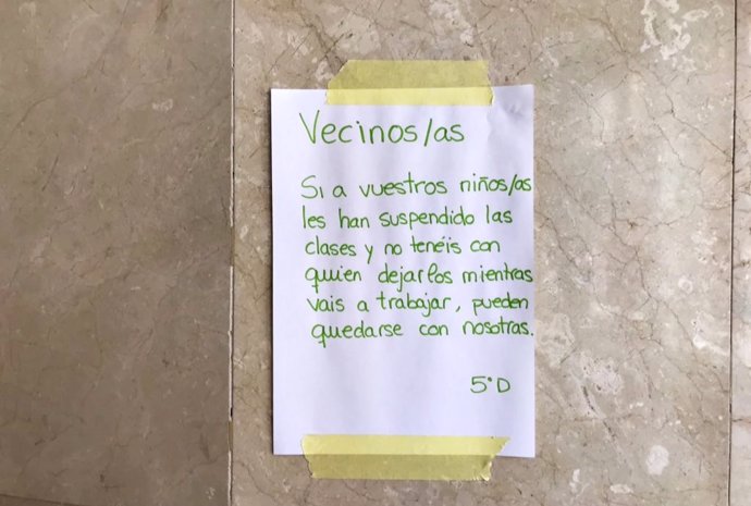 Cartel donde un grupo de estudiantes ofrece a sus vecinos cuidar de niños y niñas tras la suspensión de las clases por el coronavirus, publicado en Twitter por Camila Pinheyro.