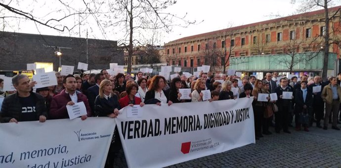 Concentración en memoria de las víctimas del terrorimos por el Día Europeo en memoria de las Víctimas del Terrorismo