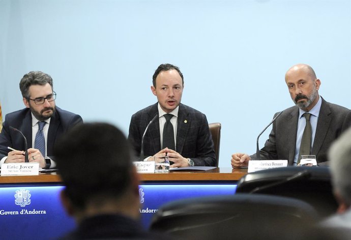 Eric Jover, Xavier Espot i Joan Martínez en la roda de premsa per explicar els acords del Consell de Ministres d'aquest dimecres.