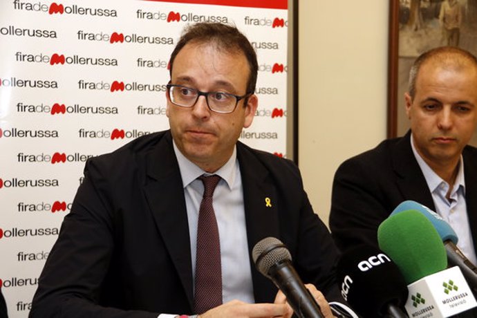 Pla mitj on es pot veure l'alcalde de Mollerussa, Marc Solsona, en la roda de premsa on s'ha anunciat la cancellació de la 148a Fira de Sant Josep pel coronavirus, l'11 de mar de 2020. (Horitzontal)