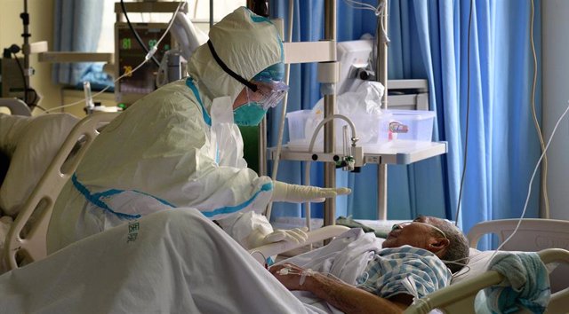 Un médico militar cuida a un enfermo de coronavirus en un hospital en China, a 1 de febrero de 2020.
