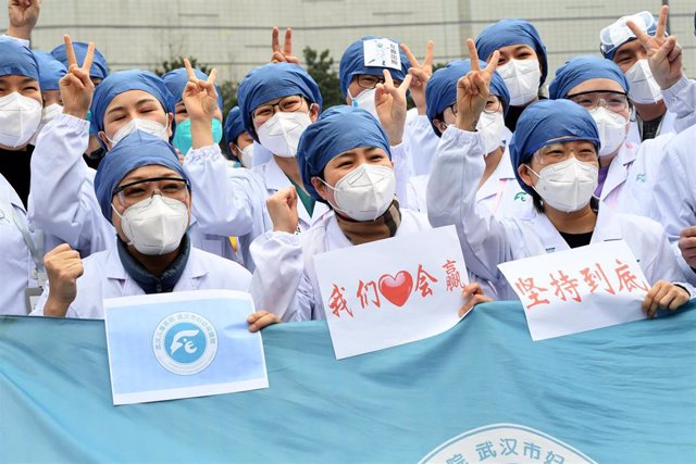 Trabajadores de un hospital en Wuhan.