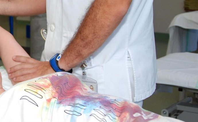 Médico atiende a un paciente osteomuscular