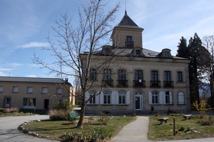 Pla general de l'edifici de l'escola agrria "Le Mas Blanc", on un professor ha donat positiu en les proves del coronavirus. Imatge del 12 de mar de 2020 (Horitzontal).