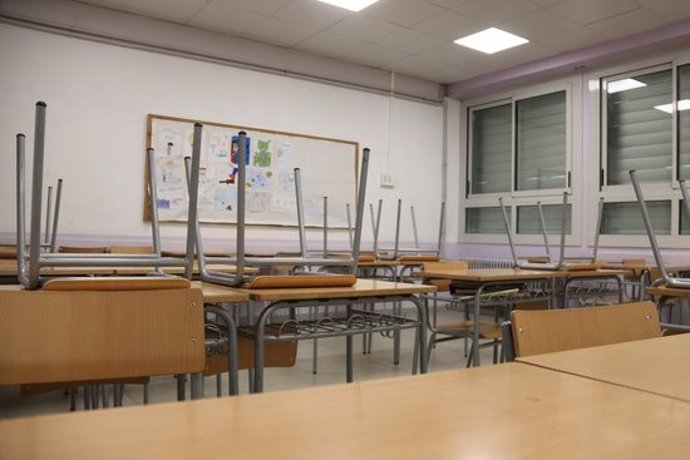 Pla general d'una classe sense alumnes de l'Instut Pere Vives d'Igualada. Imatge del 12 de mar de 2020 (Horitzontal).