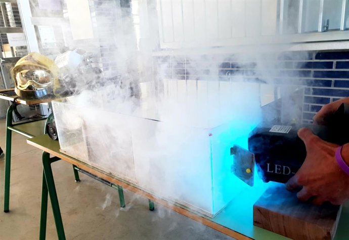 Simulacro de incendio en una maqueta dentro de la la III Fira de la Cincia del IES La Ribera, en una demostración de los Bomberos de Palma y los Bomberos de Mallorca.