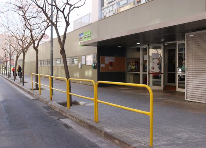 Pla general de l'entrada de l'escola Mas Boadella de Sabadell que ha estat tancada pel coronavirus. Imatge del dia 12 de mar de 2020. (Horitzontal)