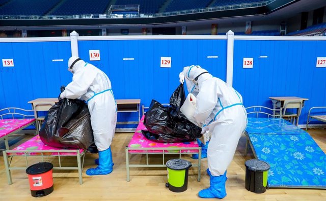 Trabajadores sanitarios con trajes protectores en Wuhan