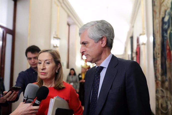 La vicepresidenta primera del Congreso de los Diputados, Ana Pastor, y el secretario cuarto de la Cámara Baja, Alfonso Suárez Illana, a su llegada a la Mesa del Congreso