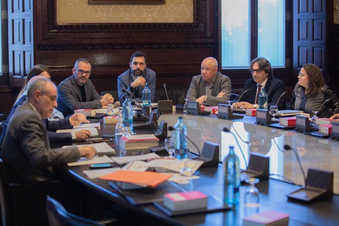 El president del Parlament, Roger Torrent (4e) durant la reunió de la Mesa i Junta de Portaveus, al Parlament de Catalunya, Barcelona (Espanya), 4 de febrer del 2020.