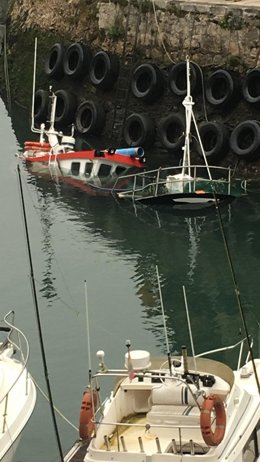 Barco pesquero hundido en Llanes.