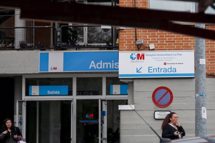 Imagen de recurso a la entrada del Hospital Carlos III, adscrito al Hospital Universitario La Paz.