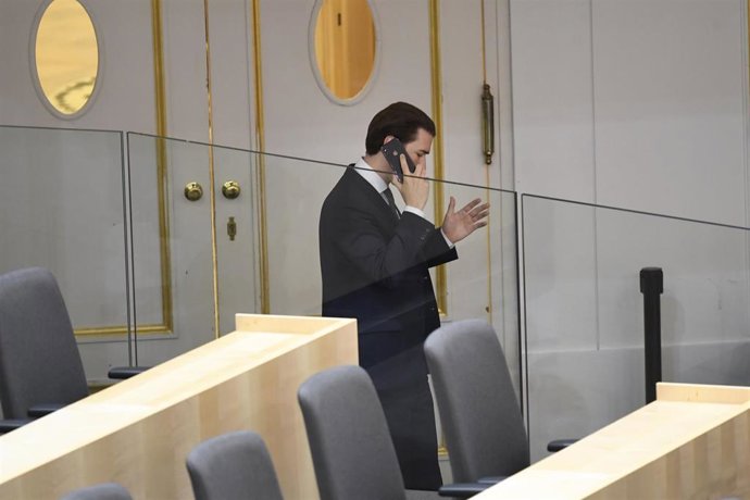 Sebastian Kurz habla por teléfono