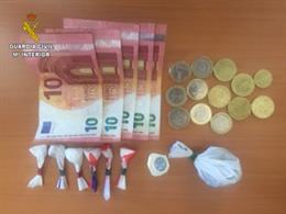 Cocaína, marihuana, fármacos y dinero encontrado en un coche en Lebrija.