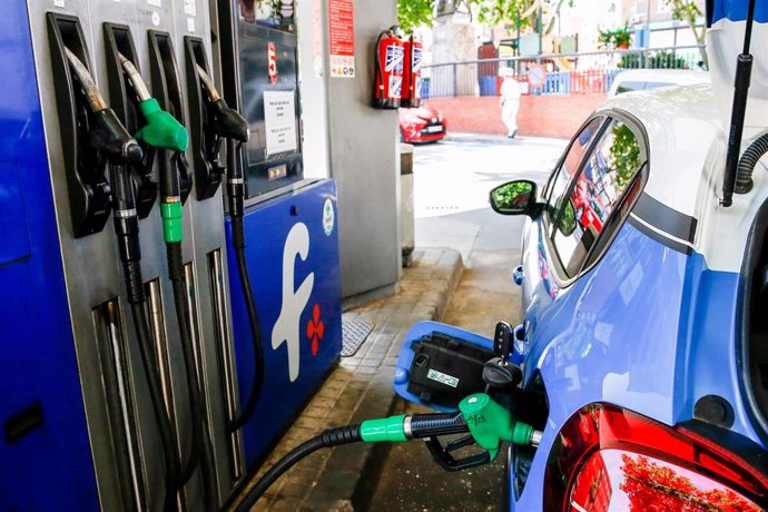 Un coche repostando gasolina en una gasolinera de Madrid.