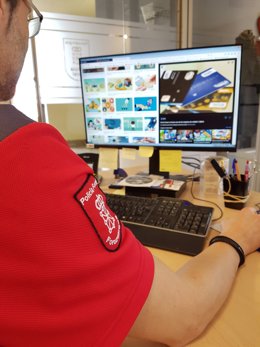 Un agente de la Policía Foral analizando operaciones bancarias