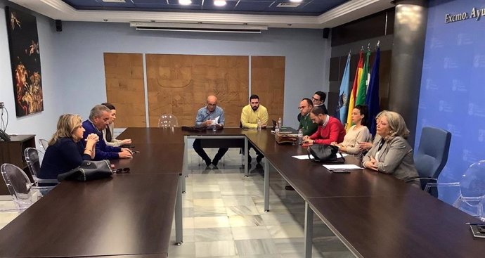 Alcaldesa De Almuñécar Se Reúne Con Los Portavoces De Los Grupos Municipales Para Informar Sobre Algunos Casos De Coronavirus Detectados En La Localidad.