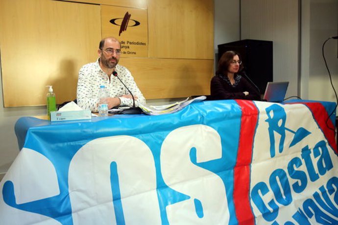 Els membres de la plataforma Sergi Nuss i Marta Ball-llosera, durant la roda de premsa per explicar les allegacions que han presentat al PDU aquest 11 de mar del 2020 (Horitzontal)