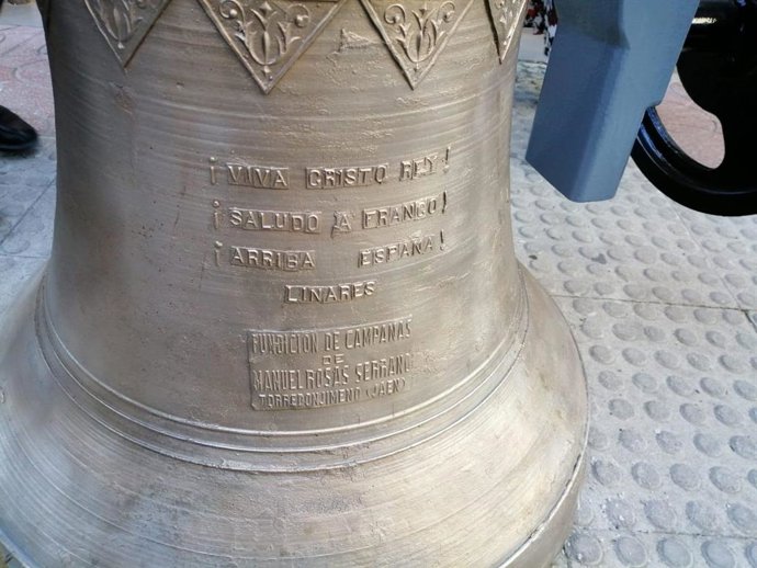 Campana con leyenda franquista