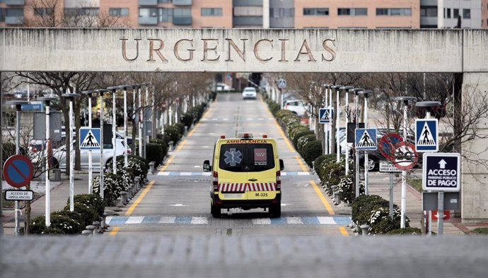 Una ambulancia atraviesa la puerta exterior de Urgencias del Hospital Universitario Fundación Alcorcón, en Alcorcón / Madrid (España), municipio que se ha convertido en un nuevo foco de coronavirus tras la confirmación de varios contagios en empleados d