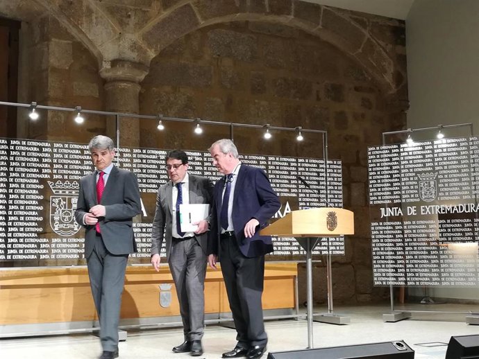 El consejero de Sanidad y otros responsables sanitarios en rueda de prensa sobre el coronavirus