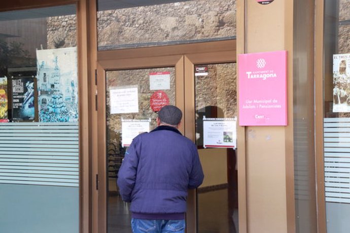 Pla mitj d'un home davant d'una llar de jubilats de Tarragona, tancada pel coronavirus. Foto del 12 de mar del 2020 (horitzontal).
