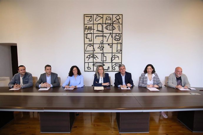 La alcaldesa de Toledo, Milagros Tolón, reunida con los grupos municipales para abordar la situaciaón del coronavirus.