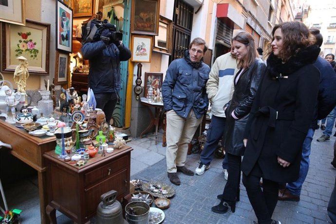 Almeida, Levy y Díaz Ayuso en el Rastro de Madrid