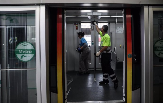 Un operario realizando labores especiales de limpieza en el metro de Sevilla